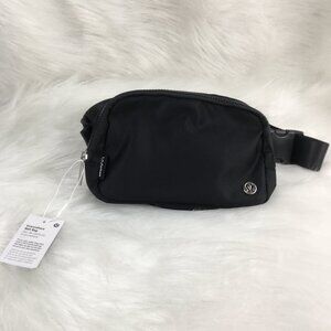 Lululemon Everywhere Belt bag